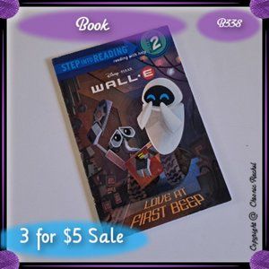 WALL-E Step into Reading Book - Love at First Beep (Level 2)